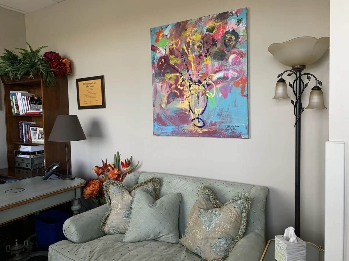 Comfortable seating in Jorge Yunes' therapy office in San Antonio